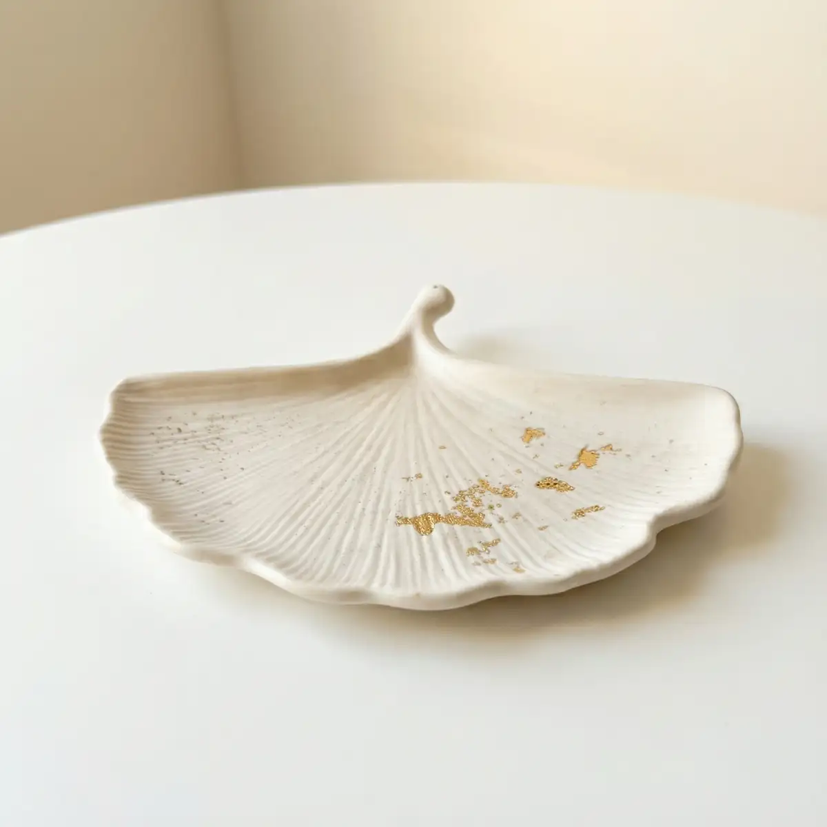 Plateau Feuille de Ginko en Jesmonite – Blanc avec des detailles dorée