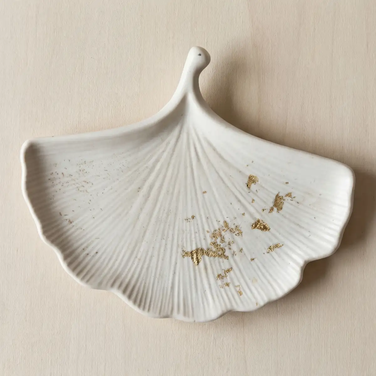 Plateau Feuille de Ginko en Jesmonite – Blanc avec des detailles dorée