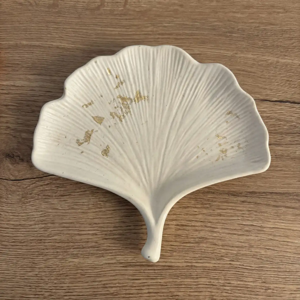 Plateau Feuille de Ginko en Jesmonite – Blanc avec des detailles dorée