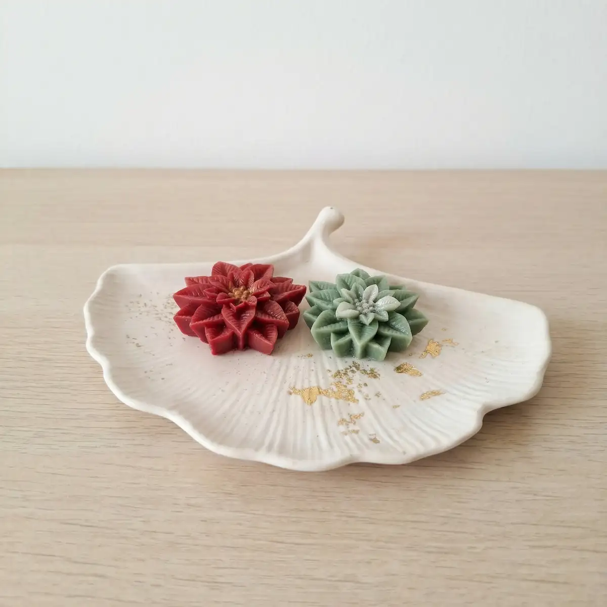 Plateau Feuille de Ginko en Jesmonite – Blanc avec des detailles dorée